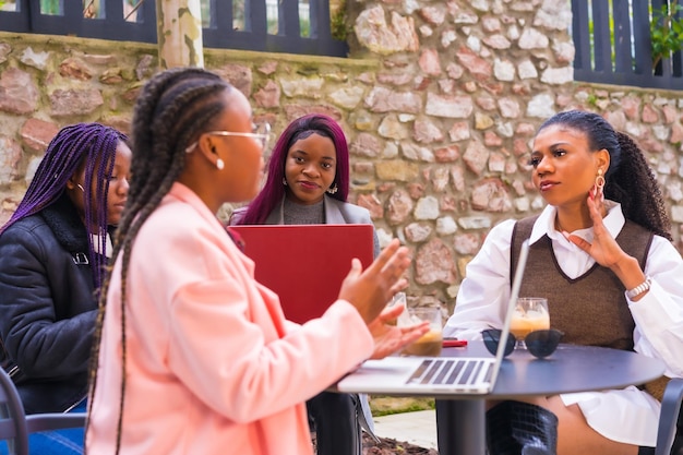 Jovens empresárias de etnia negra em uma reunião de negócios em uma cafeteria