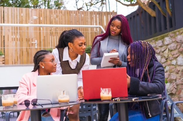 Jovens empresárias de etnia negra em uma reunião de negócios em uma cafeteria