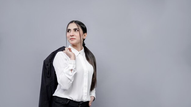 jovens empresárias posando com fundo cinza olhando para baixo vestindo camisa branca modelo indiano do paquistanês