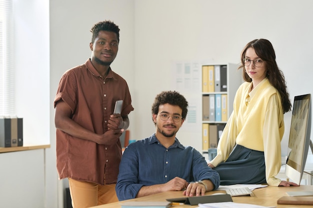 Jovens empresários a trabalhar em equipa no escritório