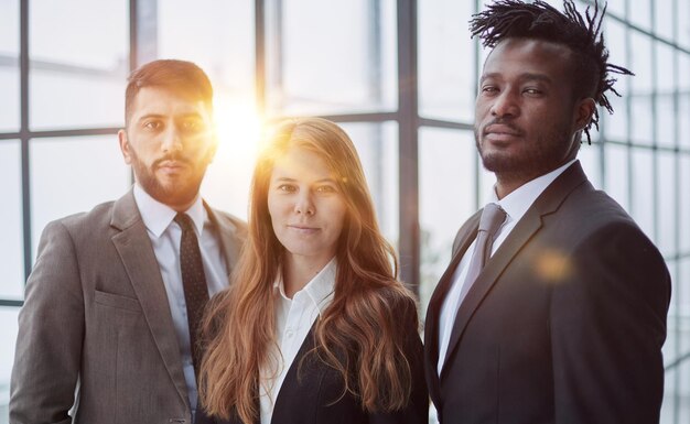 Foto jovens empresários a trabalhar juntos no corredor do escritório