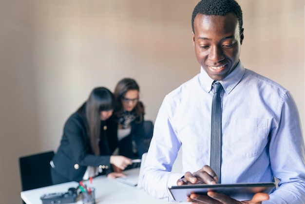 Jovens Empresários a Trabalhar no Escritório.