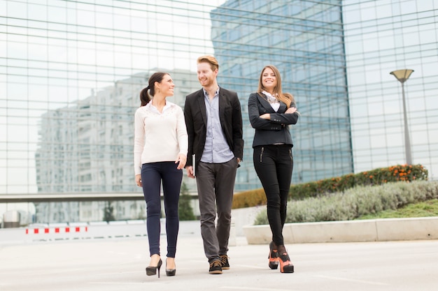 Jovens empresários ao ar livre