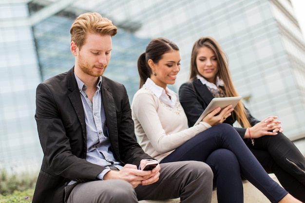 Jovens empresários ao ar livre