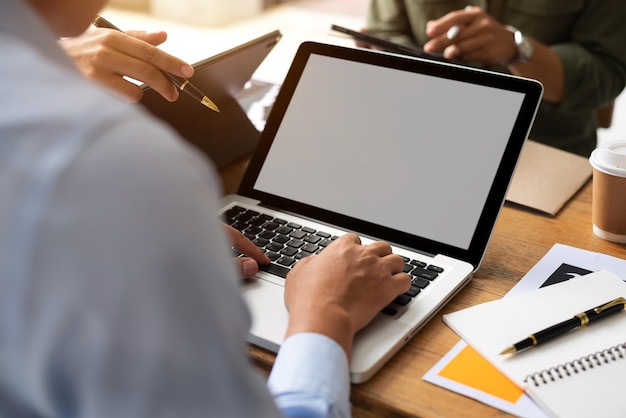 Jovens empresários asiáticos discutindo sobre a receita de desempenho ao conhecer o empresário trabalhando com o consultor financeiro da equipe de colegas analisando dados com o investidor