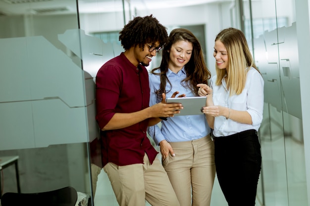 Foto jovens empresários com tablet no escritório