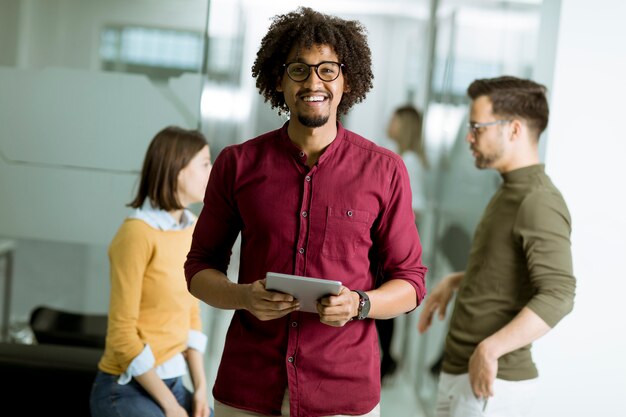 Jovens empresários com tablet no escritório