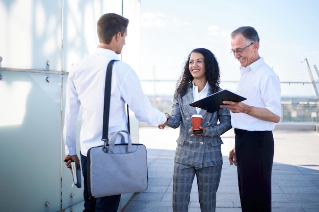 Jovens empresários cumprimentando uns aos outros com um aperto de mão