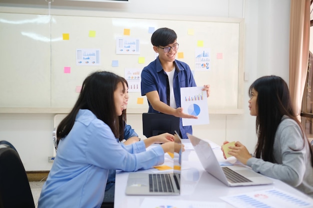 Jovens empresários de inicialização reunião de brainstorming de trabalho em equipe para discutir o novo investimento do projeto.