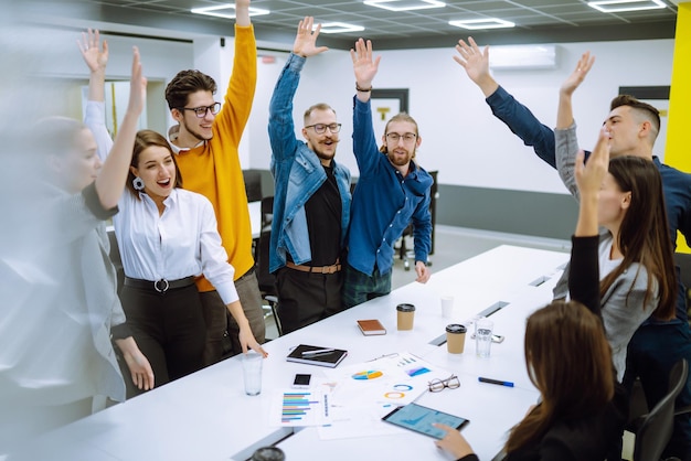 Jovens empresários demonstrando unidade com as próprias mãos