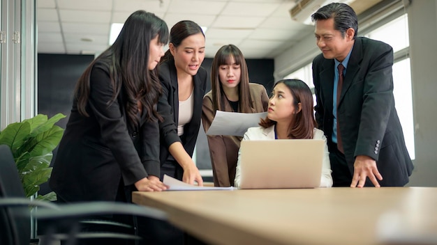 Jovens empresários discutindo e brainstorming em um escritório moderno