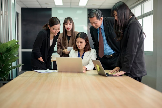 Jovens empresários discutindo e brainstorming em um escritório moderno