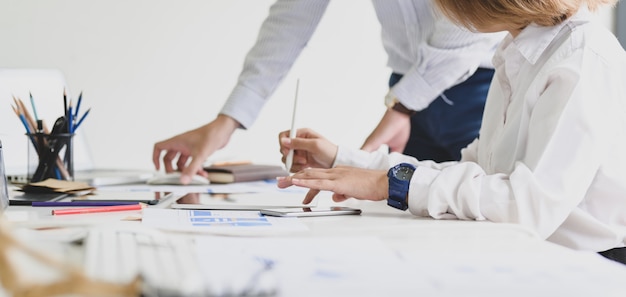 jovens empresários discutindo o projeto juntos