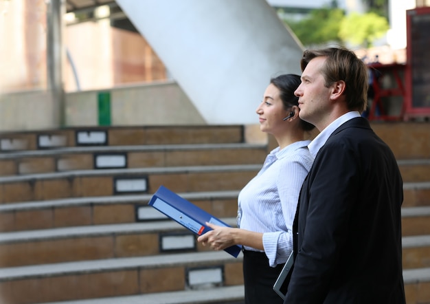 Jovens empresários discutindo um novo projeto