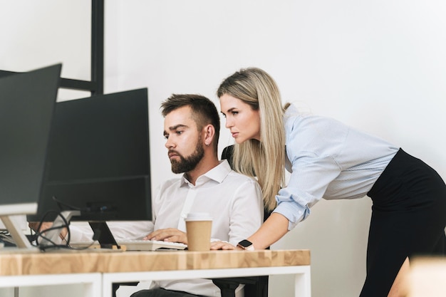 Jovens empresários durante o trabalho no escritório moderno