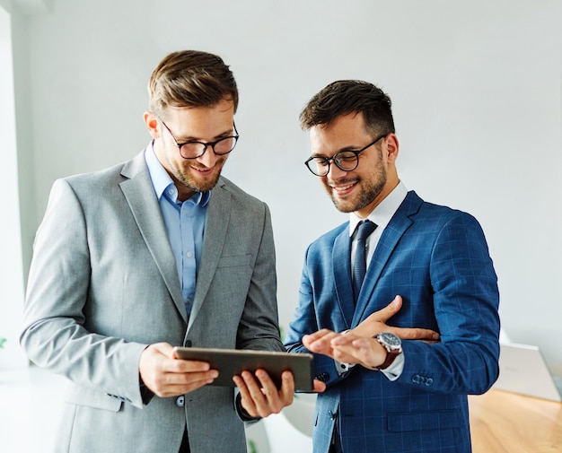 Jovens empresários empresários empresário reunião escritório trabalho em equipe sucesso discussão corporativa computador tablet