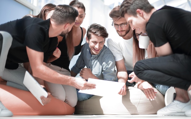 Foto jovens empresários estão discutindo um plano de negócios