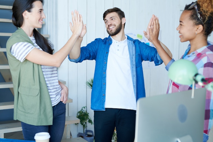 Foto jovens empresários fazendo mais cinco