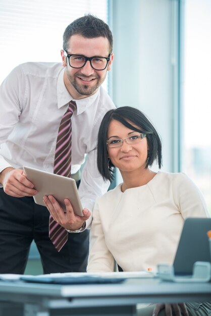 Jovens empresários felizes