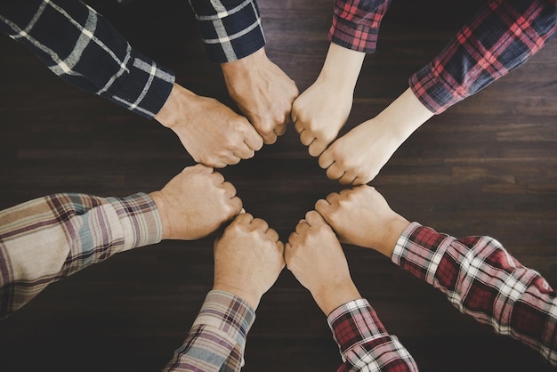 Jovens empresários juntando as mãos