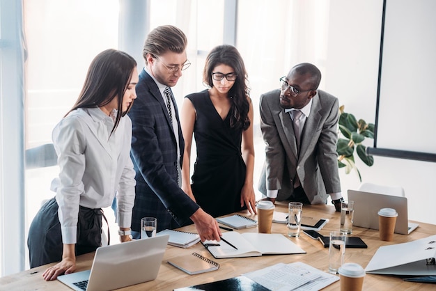 Jovens empresários multiculturais em reunião de negócios no escritório