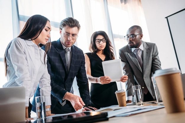 Jovens empresários multiculturais em reunião de negócios no escritório