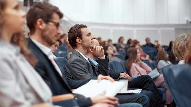 Jovens empresários ouvindo palestra na sala de conferências