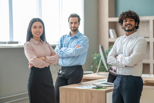 Jovens empresários parecendo animados e felizes