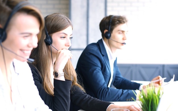 Jovens empresários positivos e atraentes e colegas em um escritório de call center