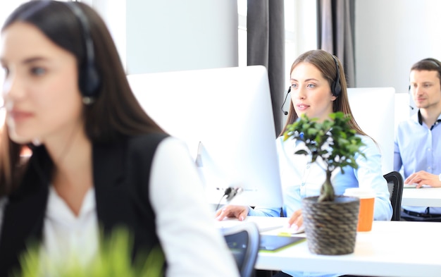 Jovens empresários positivos e atraentes e colegas em um escritório de call center