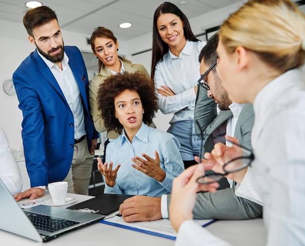 Jovens empresários que encontram discussão corporativa sobre o sucesso do grupo de trabalho em equipe do escritório