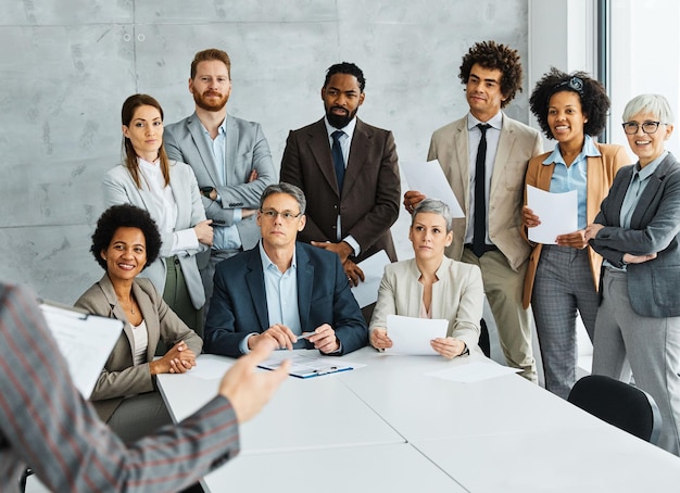 Jovens empresários que encontram sucesso em grupo de trabalho em equipe no escritório, computador sênior sênior corporativo laptop juntos