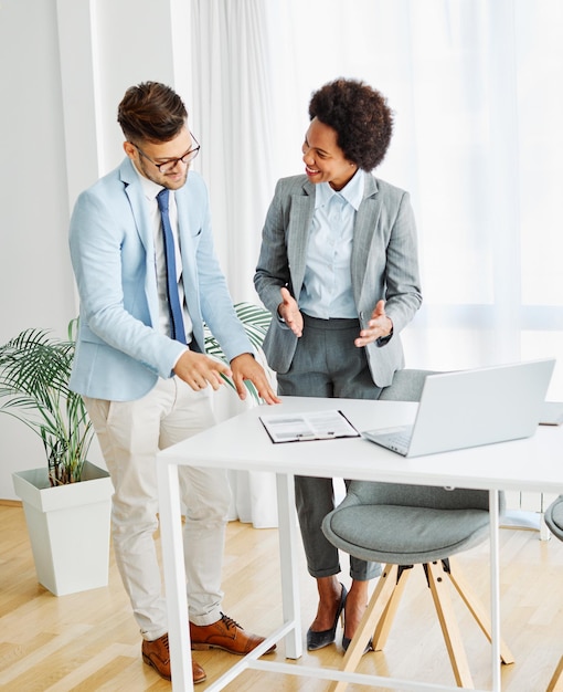 Jovens empresários que se reúnem no trabalho em equipe do escritório documento de tablet de discussão corporativa de sucesso