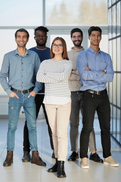 Jovens empresários reunidos no escritório