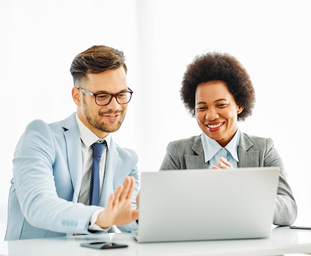 jovens empresários reuniões de escritório trabalho em equipa mulher de negócios negra discussão corporativa empresário de portátil