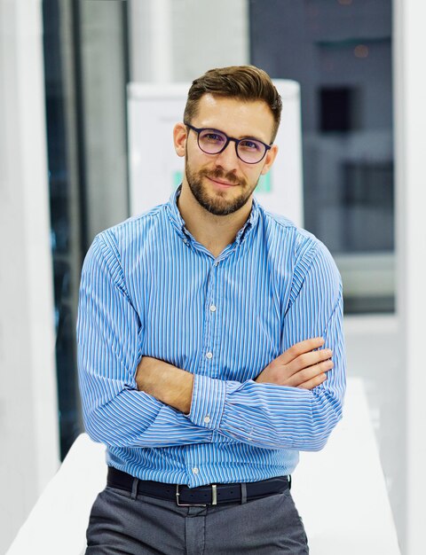 Foto jovens empresários se encontram retrato de escritório homem de negócios trabalho em equipe grupo sucesso corporativo colega parceria juntos startup criativo start up começo começo