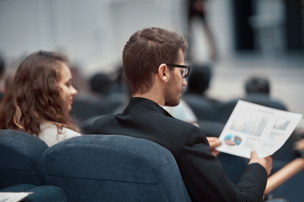 Jovens empresários sentados na sala de conferências