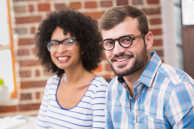 Jovens empresários sorridentes no escritório