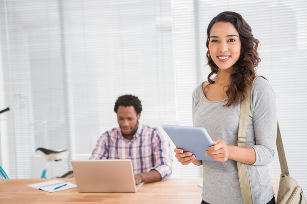 Jovens empresários sorrindo para a câmera