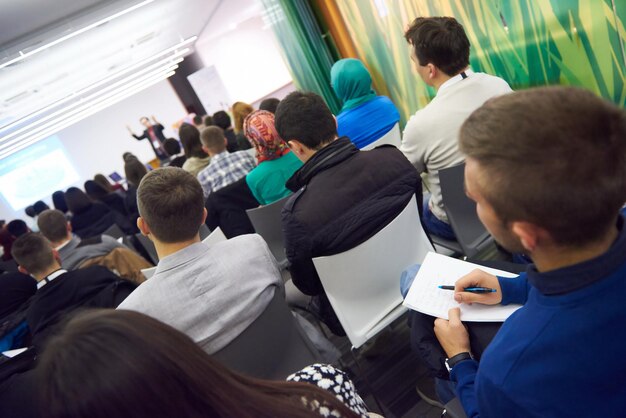 jovens empresários tomando notas no seminário de conferência de treinamento educacional, estudantes em sala de aula moderna