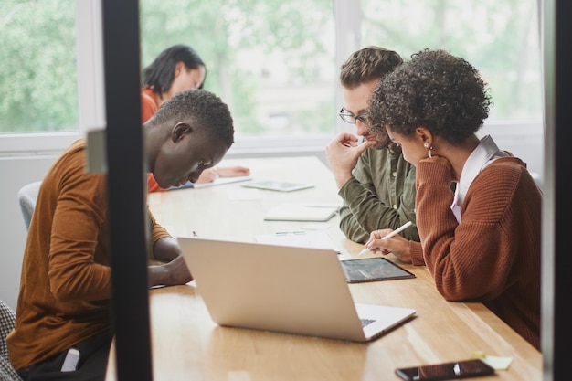 Jovens empresários trabalham em um centro de coworking