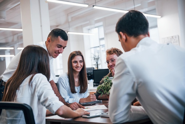 Jovens empresários trabalhando juntos em um escritório moderno.