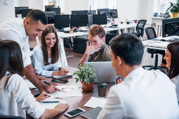 Jovens empresários trabalhando juntos em um escritório moderno.