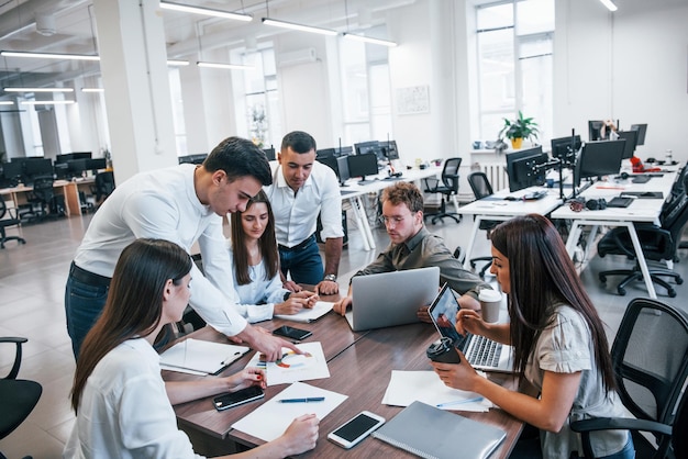 Jovens empresários trabalhando juntos em um escritório moderno.