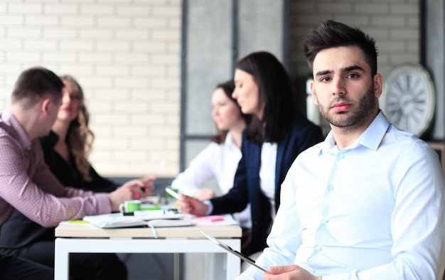 Jovens empresários trabalhando juntos no escritório.