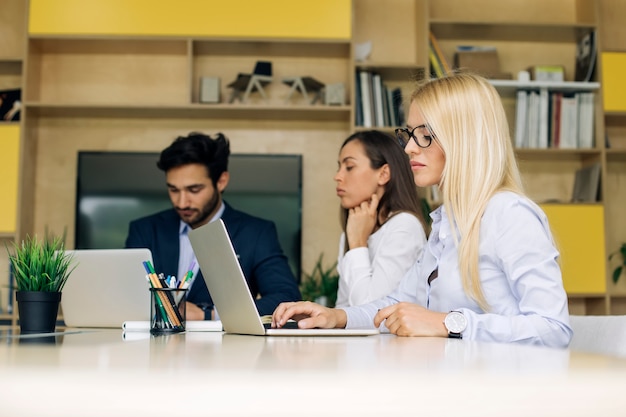 Jovens empresários trabalhando no escritório moderno