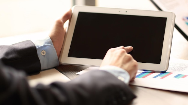 Jovens empresários usando o touchpad na reunião