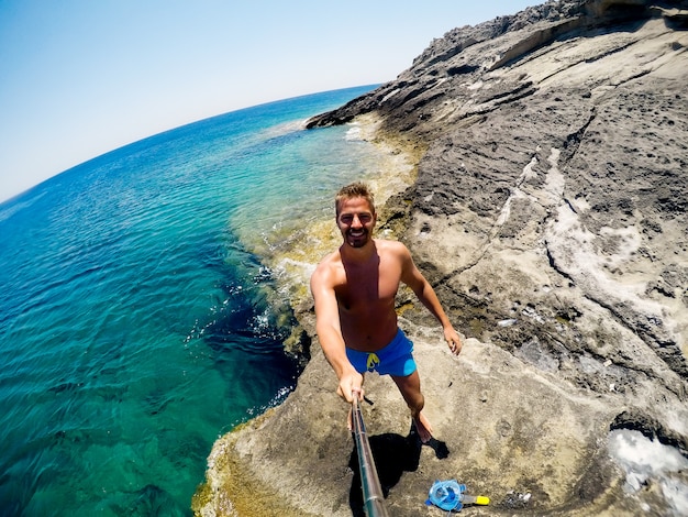 Jovens encantadores estão tirando uma selfie em um lugar exótico.