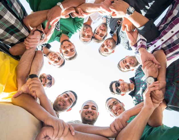 Foto jovens enfrenta em círculo