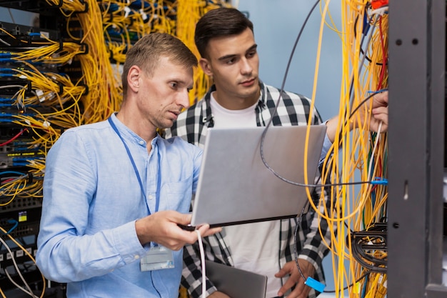 Foto jovens engenheiros de rede com um laptop